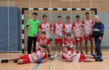Teamfoto B-Jugend mit weißen Trikots und roten Ärmeln und Hosen